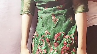 Desi Bhabhi Ko Devar Ne Kone Me Lekar Choda