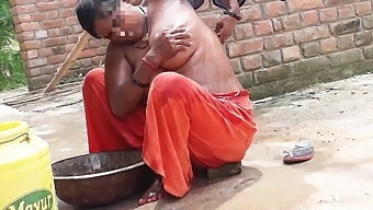 Indian Bhabhi Nothing,  Desi Bhabhi Kaise Chat Me Apni Chut Sabun Se Saf Kar Rhi H