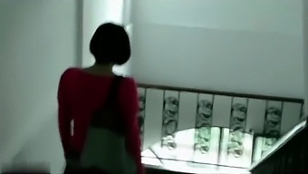 アマチュアの覗き魔が学校のトイレで美しい女の子たちが放尿する画像を撮影します。