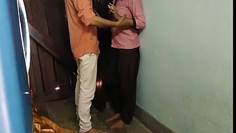 インドの女子校生が先生と初めての野外セックスをするhdビデオ