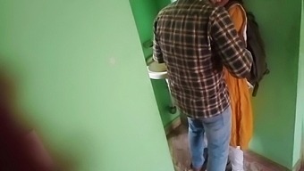 インドの学校のラブストーリーで女性の射精とアナルプレイ