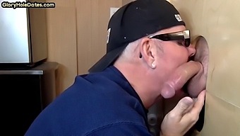 ゲイ男性がグローリーホールブースで口と手のスキルを披露