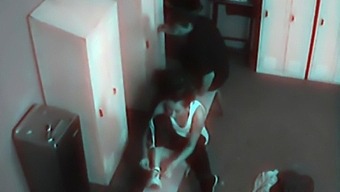 Hardkorowa Akcja Na Siłowni Z Gorącą Brunetką.