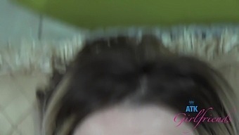 Una Bionda Con Un Corpo Minuto Esegue Un Footjob E Fuma Anche Mentre Fa Sesso, Tutto In Pov.