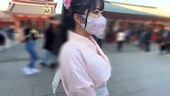 Une Belle Femme Asiatique Porte Des Vêtements Japonais Coûteux Dans Cette Vidéo Haute Définition.