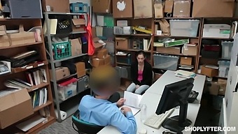 Teen Taccheggiatrice Punita Da Una Guardia Di Sicurezza Con Un Grosso Cazzo In Ufficio