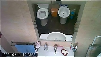 Regarder Secrètement Une Femme Pendant Qu'Elle Prend Une Douche Dans La Salle De Bain.