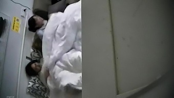 I Desideri Segreti Della Calda Casalinga Araba Catturati Da Una Telecamera Nascosta.