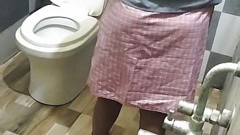 インドの女子校生が先生と秘密のバスルームで実験
