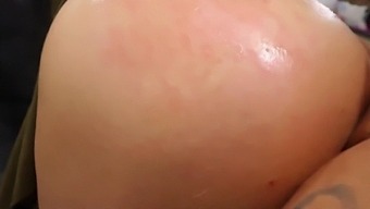 胸大的拉丁女给了一个火辣的口交,然后让她的继兄舔她,同时操她的两个洞。
