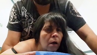 成熟した黒人と黒人の義母との激しいアナルセックス。
