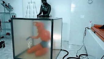 Fétichisme En Latex Femdom Bdsm Avec Douleur Anale Avec Strap-On