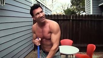クーガーmilfのリサ・デマルコが良いフェラをして精液を飲み込む。