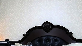 タトゥー入りの黒髪美女サロンが大きな胸で濡れてオナニーし、そのタトゥーの魅力を見せつける。