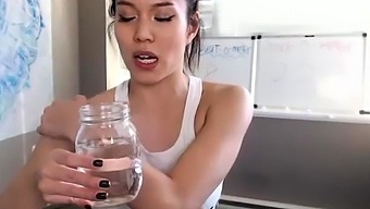 漂亮的黑发模特的独奏摄像头秀不容错过。