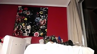 Je Joue Et J'Éjacule Sur Le Visage De Ma Copine Naïve - Vidéo Amateur.