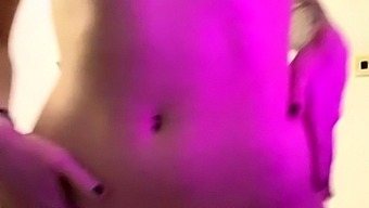 Amateur Webcam Video With A Hot Girl Showing Off Her Body