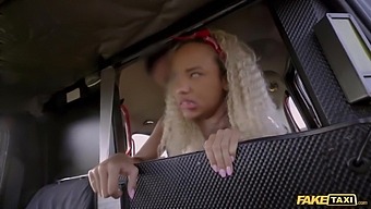 Slanke Zwarte Slet Romy Indy Laat Zich Lekker Nemen Door De Taxichauffeur In Een Stomend Avontuur.